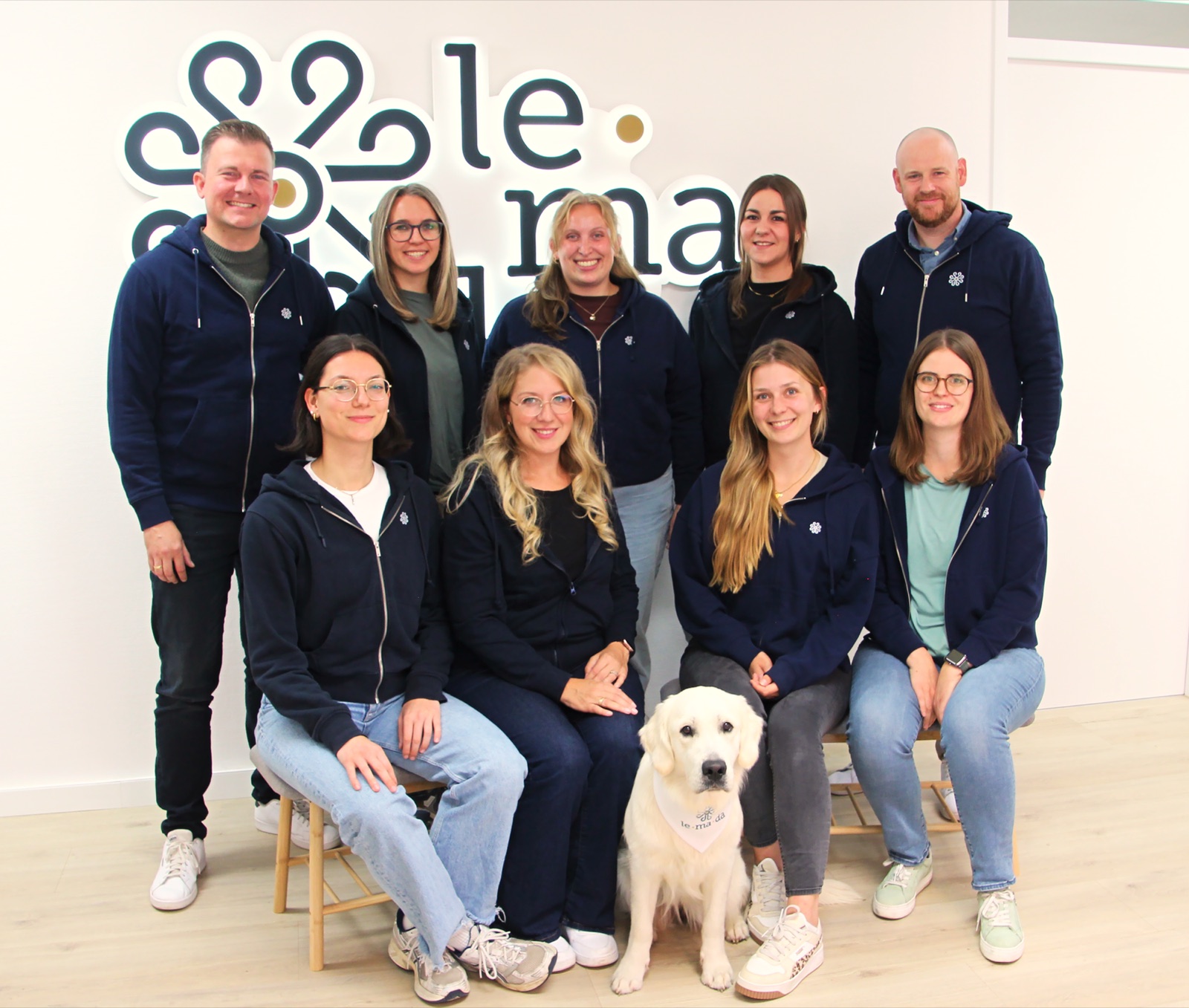 Das Lemada-Team gemeinsam mit Praxishund Holly in der Praxis